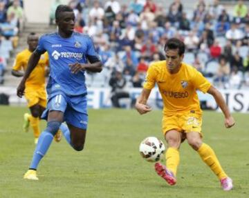El centrocampista francés del Getafe, Abdoul Karim Yoda, y el delantero del Málaga, Juan Miguel Jiménez "Juanmi", durante el partido de Liga de Primera División que los dos equipos disputan en el Coliseum Alfonso Pérez, en Getafe.
