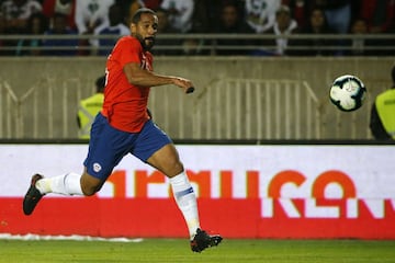 Bicampeón de América con la Roja y el único jugador chileno en marcar dos goles en dos mundiales distintos. Campeón con Colo Colo, Universidad de Chile y el Birmingham City de Inglaterra.