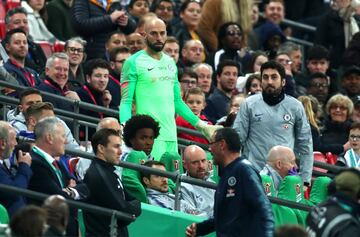 En el 迆ltimo minuto de la segunda parte de la pr車rroga de la Carabao Cup, Kepa Arrizabalaga, portero del Chelsea, se neg車 a abandonar el campo sustituido. El italiano Sarri hab赤a mandado a Willy Caballero saltar al campo por el portero espa?ol, pero Kepa se neg車 a ser cambiado. Incluso, el 芍rbitro habl車 con Kepa para que abandonara el c谷sped pero el espa?ol se neg車 en rotundo. El t谷cnico italiano hab赤a tomado la decisi車n de sacar al guardameta argentino por Kepa, despu谷s de que el exportero del Athletic se quejar芍 de problemas f赤sicos. El enfado de Sarri fue may迆sculo y amag車 con marcharse del banquillo hac赤a el vestuario. La autoridad del entrenador italiano, muy tocado por los malos resultados, queda en entredicho. Luego en la tanda de penalti el Chelsea perdi車 y Kepa s車lo pudo atajar el lanzamiento de San谷.