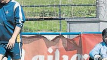 <b>DECEPCIÓN. </b>El técnico alemán, con Pato al fondo, vivió ayer su día más amargo al frente del Getafe.