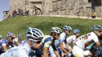 <b>PONFERRADA. </b>El pelotón de la Vuelta y el Castillo de los Templarios.