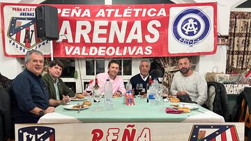 Ra¨²l Gamonal, Juan Carlos S¨¢nchez, alcalde de Arenas de San Pedro, Pedro Delicado, presidente de la pe?a atl¨¦tica Arenas Valdeolivas, Cacho Heredia y Carlos D¨ªaz-Infantes, miembro de la directiva de la pe?a.