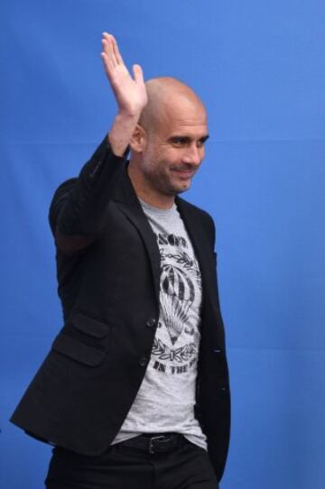 Pep Guardiola habló ante una multitud que le esperaba en el City Football Academy en Manchester.