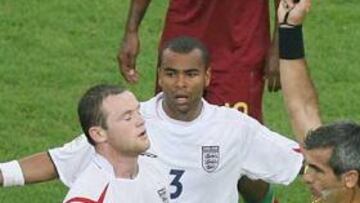 <B>PROTAGONISTA.</B> Rooney volvió a ser protagonista, pero esta vez negativo. Fue expulsado por pisar a Carvalho.