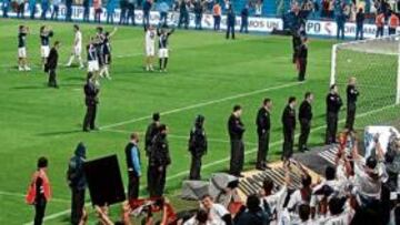 <b>¡Y LOS TOREROS VOLVIERON! </b>La afición obligó a los campeones, con sus cánticos, a regresar al campo. Muchos de ellos les regalaron sus camisetas entre vítores y aplausos.