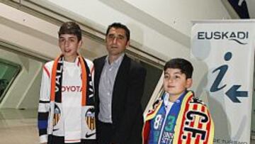 LLEGADA DEL VALENCIA AL AEROPUERTO DE BILBAO ERNESTO VALVERDE