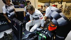 Fernando Alonso entrando en el MP4-31.