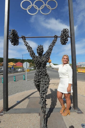 Lydia Valentín junto a la nueva escultura.