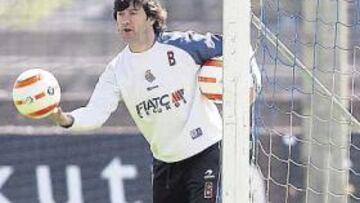 <b>AHÍ SE QUEDA. </b>Bakero bajó al césped y ahí seguirá la próxima temporada.