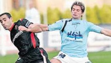 <b>Crítico.</b> Víctor salas pugna por un balón