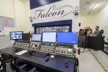 La Ministra de Defensa en funciones, Margarita Robles, ha visitado el Centro de Instrucción de Medicina Aeroespacial. Durante el recorrido, ha conocido la máquina climática donde los atletas españoles se están entrenando para el Mundial de Atletismo de Do