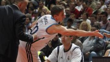 Jaycee Carroll recibe la felicitación de Draper mientras escucha las indicaciones de Laso después de un cambio. Carroll vistió de amarillo dos temporadas.