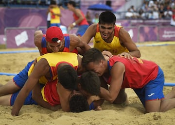 España medalla de oro. Los jugadores españoles celebraron la victoria ante Portugal.