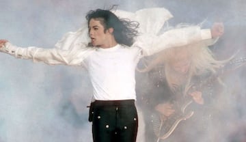 El famoso bailarín y cantante  Michael Jackson se presentó en 1993 durante su gira "Dangerous World Tour". 
