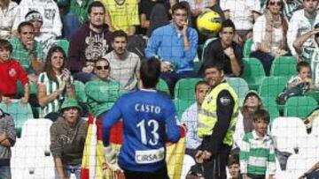 <b>GOLAZO. </b>Casto ve cómo entra el gol del realista Íñigo Martínez.