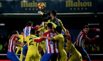 Asenjo despeja un balón en el área en el Villarreal vs Atlético