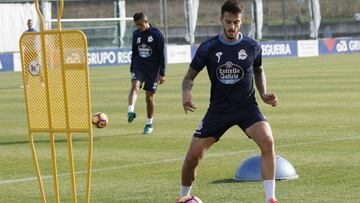 Joselu ya toca balón en los entrenamientos del Deportivo.