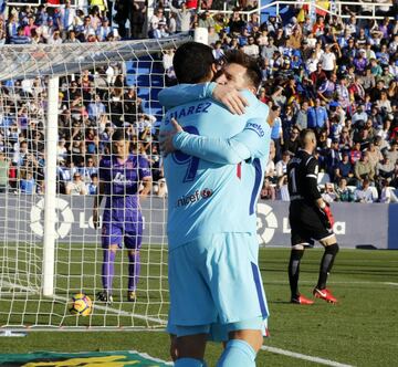 Luis Suárez celebra el 0-1 con Messi.