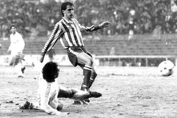 Jugó con el Betis desde 1985 hasta 1987 un total de 75 partido y anotó 8 goles