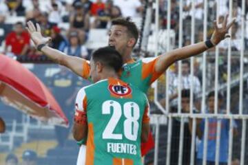 Federico Martorell es felicitado por sus compañeros tras anotar el empate de Cobresal frente a Colo Colo