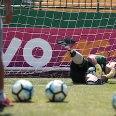Follman toca balón un año después del terrible accidente