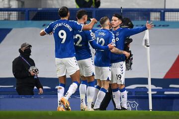 James Rodríguez abrió el marcador en el empate 1-1 entre Everton y Leicester con un remate de media distancia con su pierna derecha.