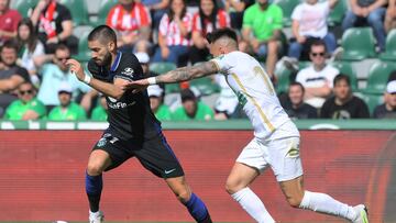 Carrasco en una jugada contra Josan en el Elche-Atlético del 14 de mayo de 2023, el último enfrentamiento entre ambos clubes en Primera.
