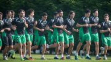 SE PARECERÁ POCO. A unos no les pueden pagar, otros se quieren ir y a otros no les quiere el club..., la plantilla definitiva no tendrá nada que ver con este grupo de futbolistas.