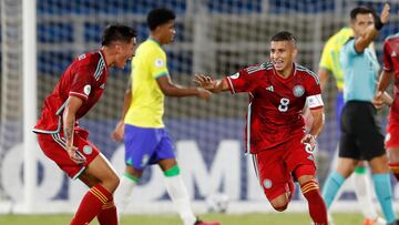 AMDEP575. CALI (COLOMBIA), 25/01/2023.- Gustavo Puerta (d) de Colombia celebra un gol hoy, en un partido de la fase de grupos del Campeonato Sudamericano Sub'20 entre las selecciones de Brasil y Colombia en el estadio Pascual Guerrero en Cali (Colombia). EFE/ Ernesto Guzmán Jr.