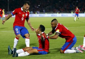 Alexis Sanchez (C) of Chile celebrates with team mates Eduardo Vargas (L) and Arturo Vidal after scoring against Brazil during their 2018 World Cup qualifying soccer match in Santiago during their 2018 World Cup qualifying soccer match in Santiago, Chile, October 8, 2015. REUTERS/Ivan Alvarado