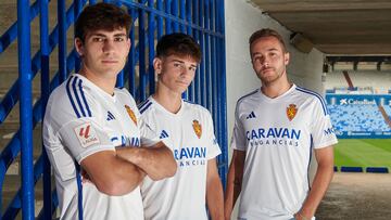 Iván Azón, Pau Sans y Marc Aguado posan con la primera equipación de la temporada 2023-24.