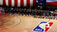 Los equipos de Houston Rockets y Portland Trail Blazers arrodillados durante el himno de Estados Unidos.