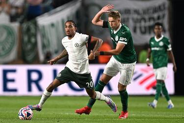 El último fichaje del Chelsea que debutó hace unos días en el Mundial de Clubes, realizó su debut como profesional en el ‘Flu’ en el año 2019. Sin haber llegado a la mayoría de edad completó una gran temporada en el equipo carioca, aportando 10 goles y dos asistencias en 36 partidos.
