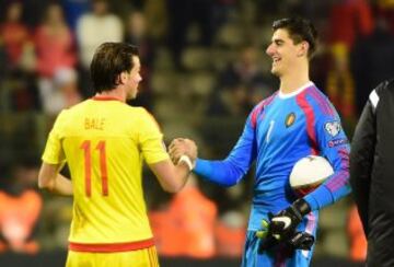 Bélgica - Gales. Thibaut Courtois y Gareth Bale se saludan.