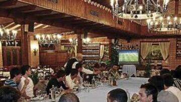 <b>UNIDAD. </b>La plantilla azulona, en pleno, cenó y vio unida el partido de Champions de anoche.