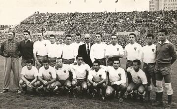 Plantilla del Zaragoza posando antes del partido inaugural de la Romareda, con el entrenador Jacinto Quincoces