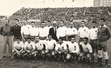 Plantilla del Zaragoza posando antes del partido inaugural de la Romareda, con el entrenador Jacinto Quincoces 