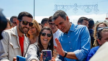 El presidente del Gobierno, Pedro Sánchez, se hace una foto a su llegada a la Feria de Abril, a 1 de mayo de 2024, en Barcelona, Catalunya (España). El presidente del Gobierno ha visitado hoy la Feria de Abril,  instalada entre las ciudades de Barcelona y Sant Adrià de Besòs. Ha estado en la caseta del PSC junto al líder del partido y candidato a las elecciones catalanas. Esta es la primera aparición pública de Sánchez después de que el pasado lunes, 29 de abril anunciase que seguía al frente del Gobierno tras tomarse cinco días de reflexión y anular su agenda política.
01 MAYO 2024;FERIA DE ABRIL;BARCELONA;CATALUNYA;PEDRO SÁNCHEZ
Kike Rincón / Europa Press
01/05/2024