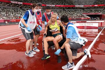 Genevieve Gregson, del equipo de Australia, recibe atención médica durante la final de carrera de obstáculos de 3000 metros de mujeres.