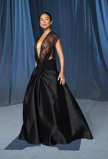 Greta Lee posa en la alfombra roja de la Academy Museum Gala de Hollywood.