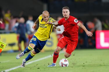 El lateral sevillista se marcó una galopada casi desde el centro del campo para acabar centrando casi desde la línea de fondo para el primer gol del Sevilla. Durante todo el partido fue incontrolable para Las Palmas