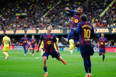 Raphinha celebra con sus compañeros el 0-1 al Villarreal.