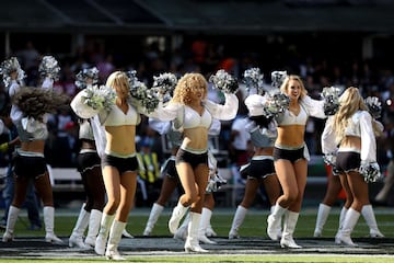 MEXICO CITY, MEXICO - NOVEMBER 19: Oakland Raiders cheerleaders dance during the first half against the New England Patriots at Estadio Azteca on November 19, 2017 in Mexico City, Mexico.   Buda Mendes/Getty Images/AFP
== FOR NEWSPAPERS, INTERNET, TELCOS & TELEVISION USE ONLY ==