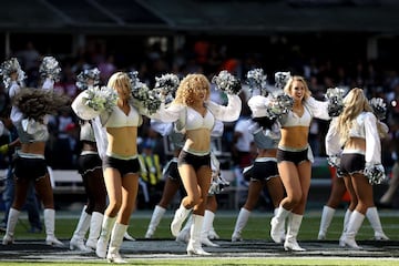MEXICO CITY, MEXICO - NOVEMBER 19: Oakland Raiders cheerleaders dance during the first half against the New England Patriots at Estadio Azteca on November 19, 2017 in Mexico City, Mexico. Buda Mendes/Getty Images/AFP
== FOR NEWSPAPERS, INTERNET, TELCOS & TELEVISION USE ONLY ==