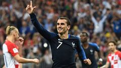 France&#039;s forward Antoine Griezmann celebrates after shooting a penalty kick to score his team&#039;s second goal during their Russia 2018 World Cup final football match between France and Croatia at the Luzhniki Stadium in Moscow on July 15, 2018. / 