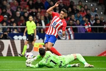 Antonio Sivera se adelanta y evita que Nahuel Molina llegue al balón dentro del área del Alavés.