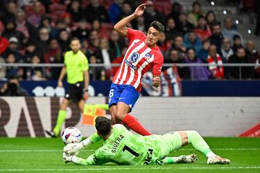 Antonio Sivera se adelanta y evita que Nahuel Molina llegue al balón dentro del área del Alavés.