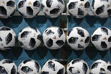 Balones oficiales del Mundial en una tienda en Moscú.
