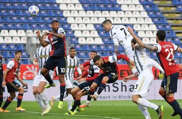 Cristiano Ronaldo, marcando ayer.