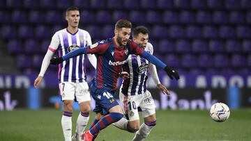 VALLADOLID, SPAIN - NOVEMBER 27: Ruben Rochina of Levante battles for possession with Oscar Plano and Sergi Guardiola of Real Valladolid during the La Liga Santander match between Real Valladolid CF and Levante UD at Estadio Municipal Jose Zorrilla on Nov